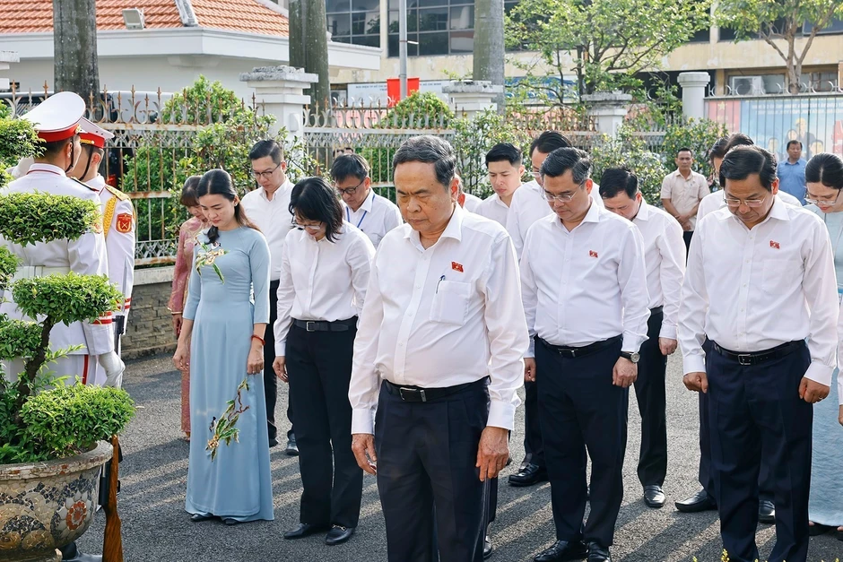 [Ảnh] Chủ tịch Quốc hội dâng hương tại Di tích lịch sử-văn hóa quốc gia Dinh quận Hóc Môn