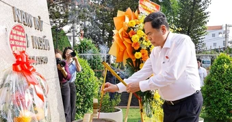 [Ảnh] Chủ tịch Quốc hội dâng hương tại Di tích lịch sử-văn hóa quốc gia Dinh quận Hóc Môn