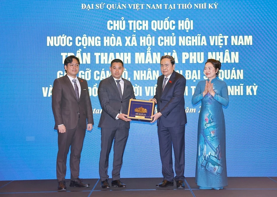 [Ảnh] Chủ tịch Quốc hội gặp gỡ cộng đồng người Việt Nam tại Thổ Nhĩ Kỳ