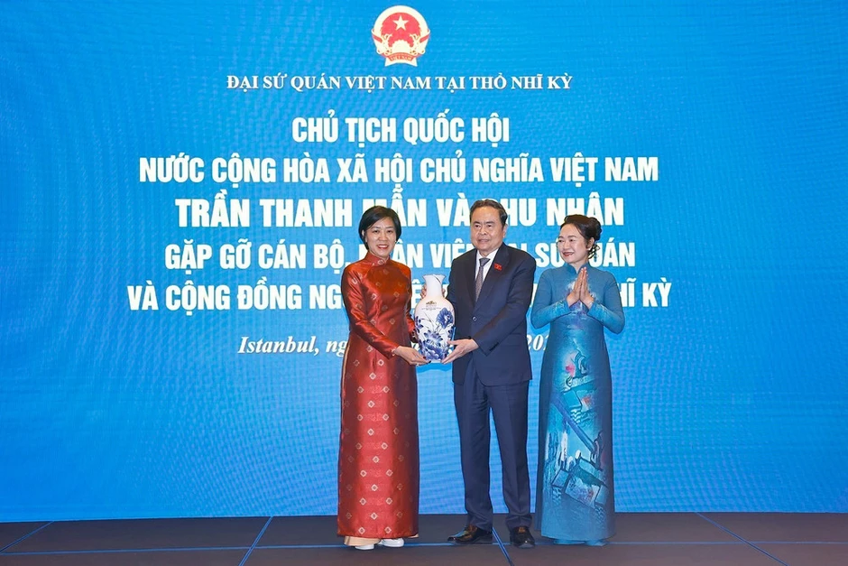 [Ảnh] Chủ tịch Quốc hội gặp gỡ cộng đồng người Việt Nam tại Thổ Nhĩ Kỳ