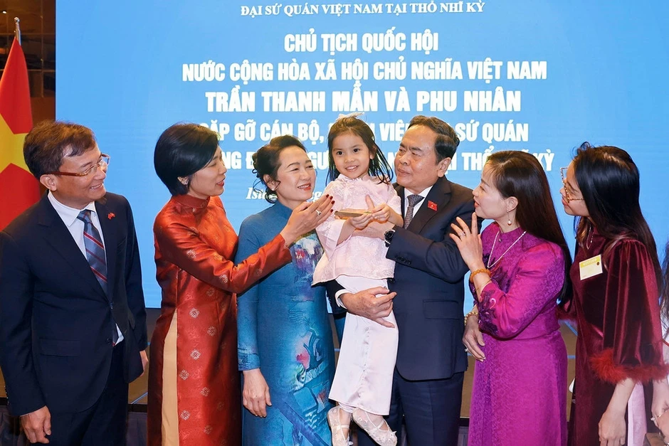 [Ảnh] Chủ tịch Quốc hội gặp gỡ cộng đồng người Việt Nam tại Thổ Nhĩ Kỳ