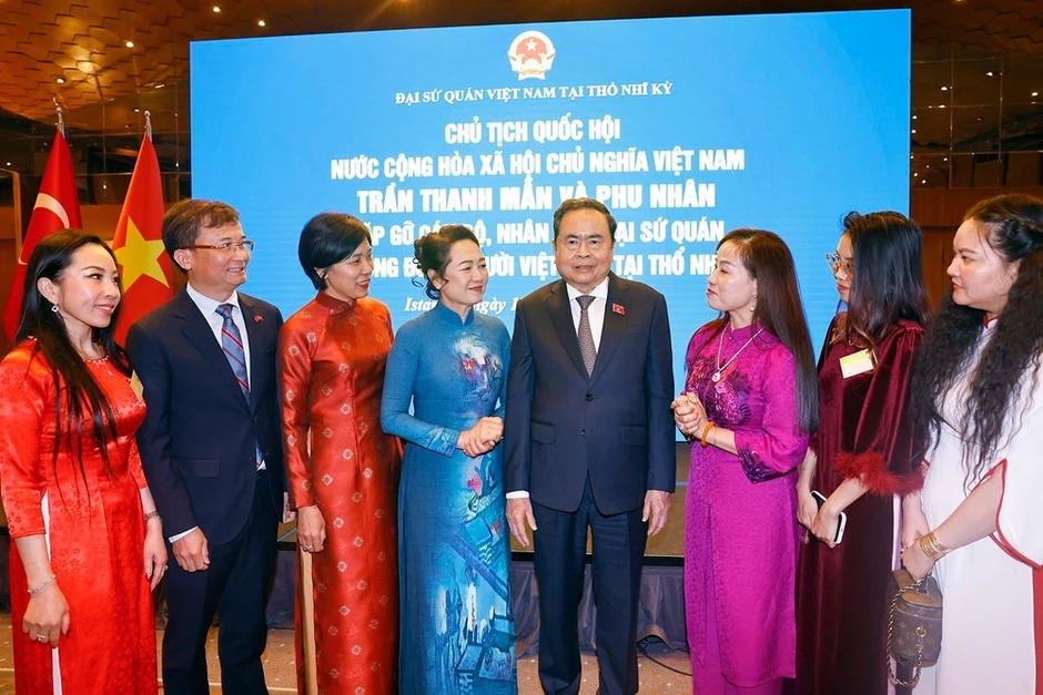 [Ảnh] Chủ tịch Quốc hội gặp gỡ cộng đồng người Việt Nam tại Thổ Nhĩ Kỳ
