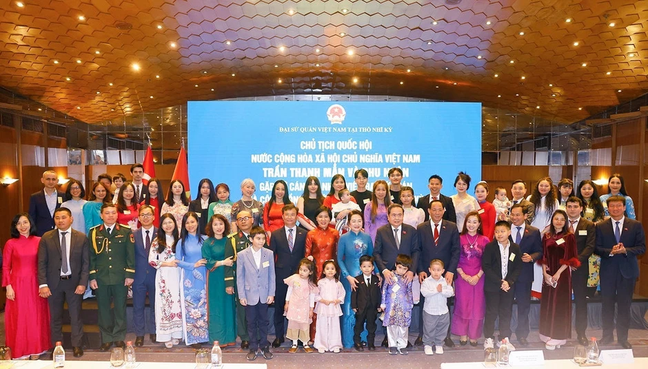 [Ảnh] Chủ tịch Quốc hội gặp gỡ cộng đồng người Việt Nam tại Thổ Nhĩ Kỳ