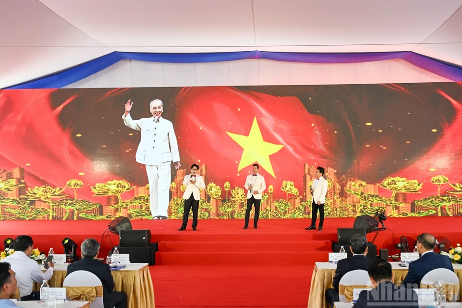 [Ảnh] Chủ tịch Quốc hội Trần Thanh Mẫn dự Lễ khởi công Dự án trục không gian Quốc lộ 1A