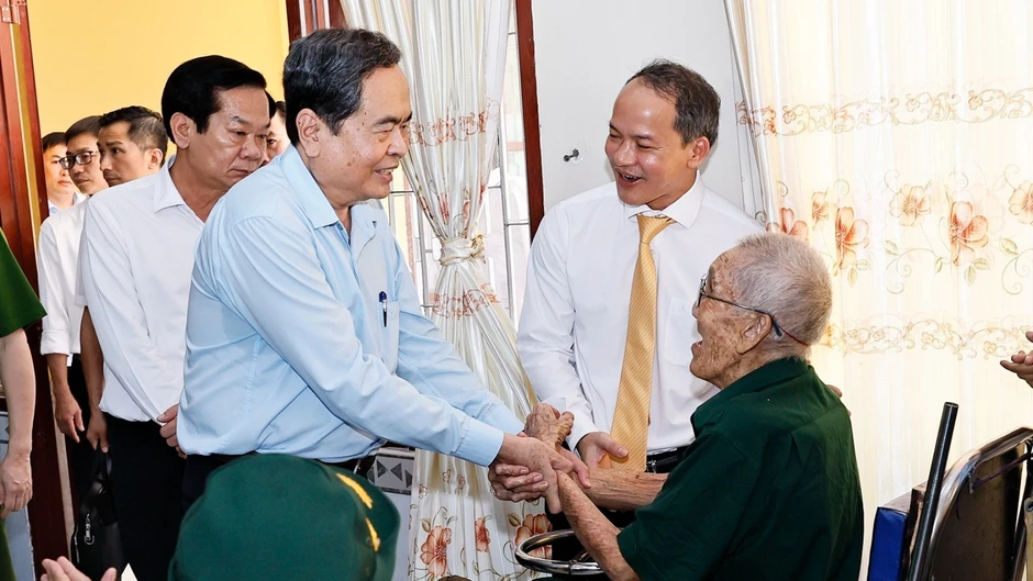 [Ảnh] Chủ tịch Quốc hội Trần Thanh Mẫn tặng quà thương binh tại Thành phố Hồ Chí Minh
