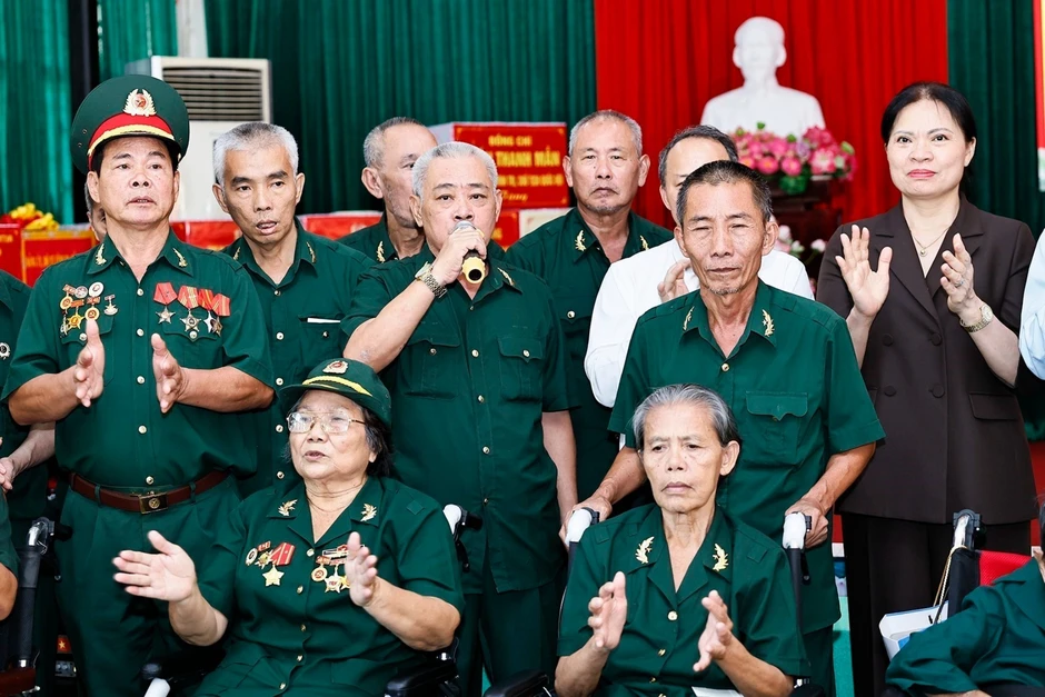 [Ảnh] Chủ tịch Quốc hội Trần Thanh Mẫn tặng quà thương binh tại Thành phố Hồ Chí Minh