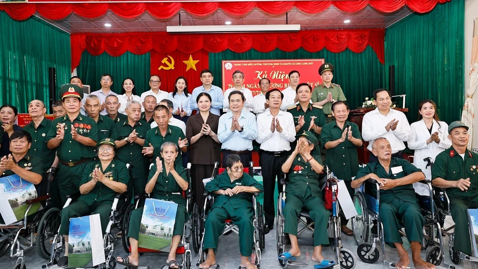 [Ảnh] Chủ tịch Quốc hội Trần Thanh Mẫn tặng quà thương binh tại Thành phố Hồ Chí Minh