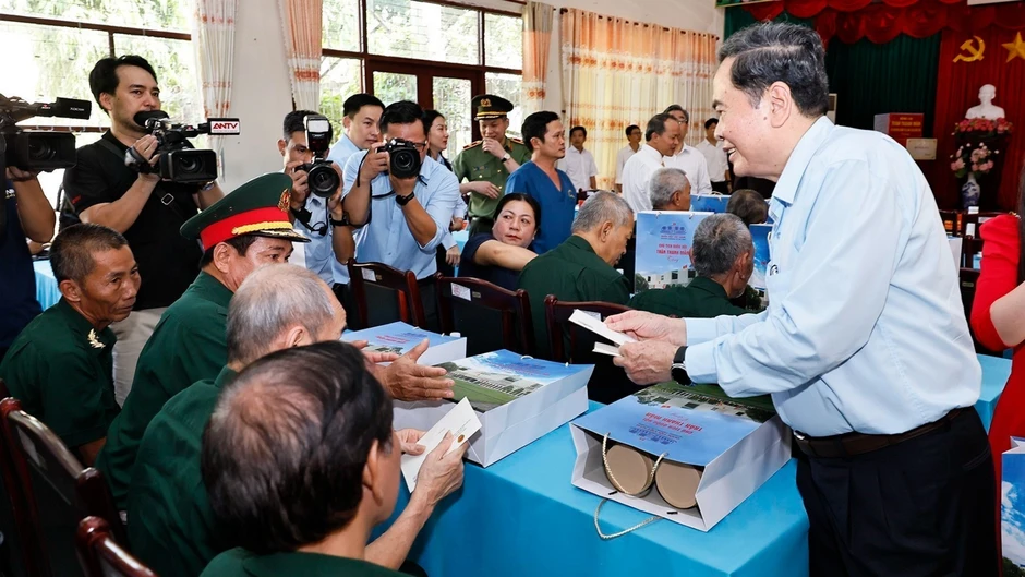 [Ảnh] Chủ tịch Quốc hội Trần Thanh Mẫn tặng quà thương binh tại Thành phố Hồ Chí Minh