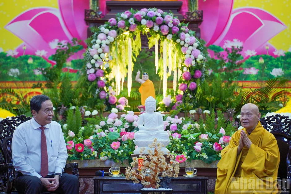 [Ảnh] Chủ tịch Quốc hội Trần Thanh Mẫn thăm, chúc mừng Đại lễ Phật đản 2570, Phật lịch 2026 tại Thành phố Hồ Chí Minh