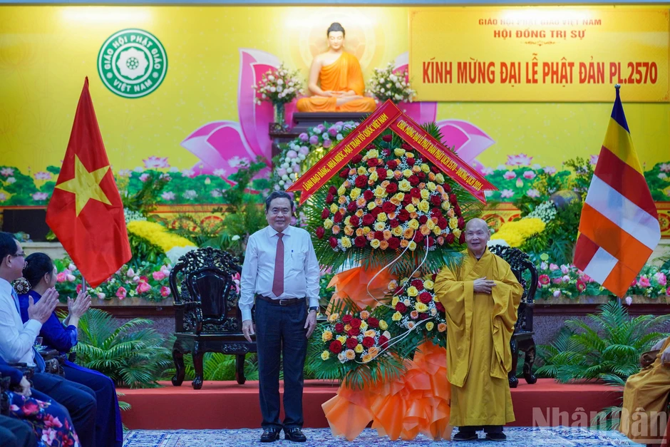 [Ảnh] Chủ tịch Quốc hội Trần Thanh Mẫn thăm, chúc mừng Đại lễ Phật đản 2570, Phật lịch 2026 tại Thành phố Hồ Chí Minh