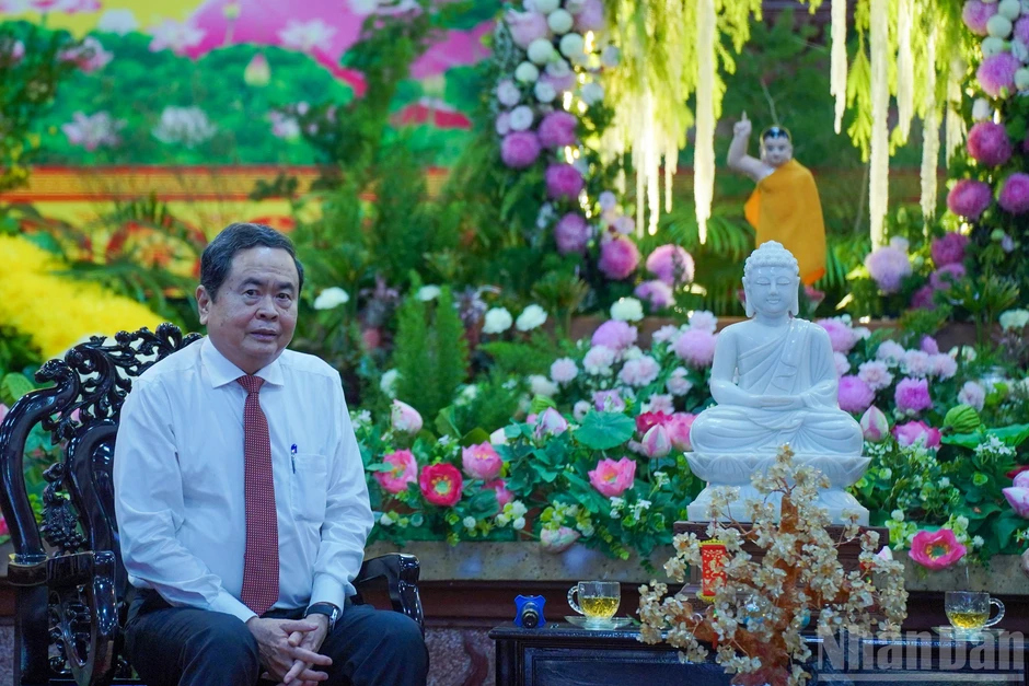 [Ảnh] Chủ tịch Quốc hội Trần Thanh Mẫn thăm, chúc mừng Đại lễ Phật đản 2570, Phật lịch 2026 tại Thành phố Hồ Chí Minh
