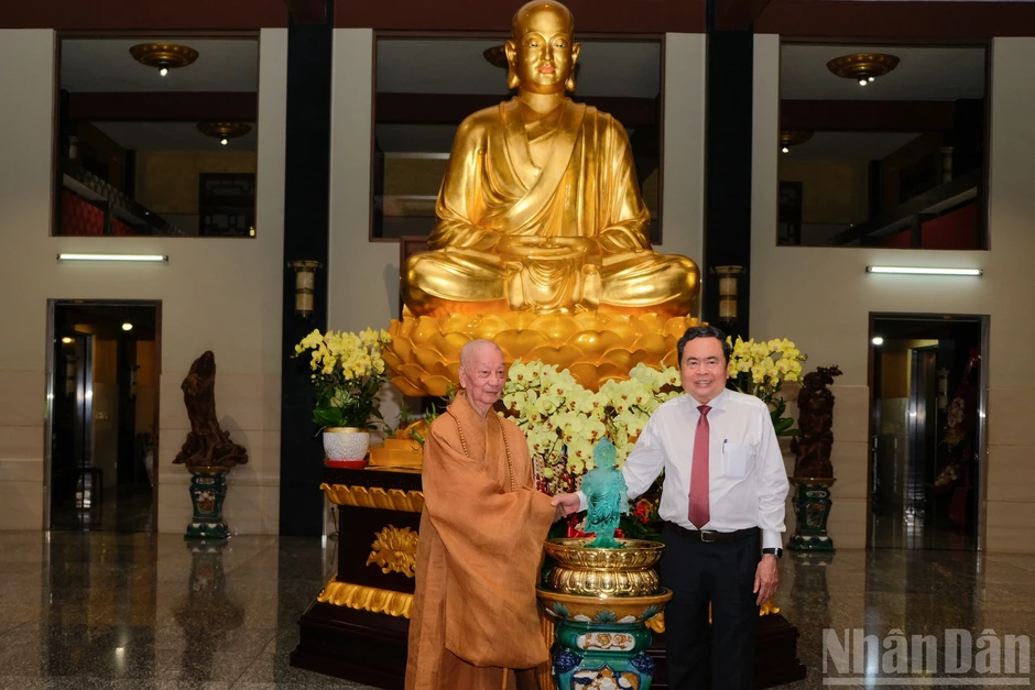 [Ảnh] Chủ tịch Quốc hội Trần Thanh Mẫn thăm, chúc mừng Đại lễ Phật đản 2570, Phật lịch 2026 tại Thành phố Hồ Chí Minh