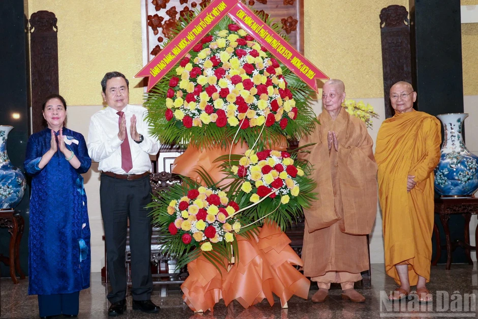 [Ảnh] Chủ tịch Quốc hội Trần Thanh Mẫn thăm, chúc mừng Đại lễ Phật đản 2570, Phật lịch 2026 tại Thành phố Hồ Chí Minh