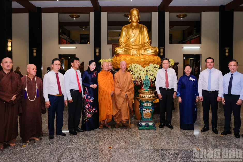 [Ảnh] Chủ tịch Quốc hội Trần Thanh Mẫn thăm, chúc mừng Đại lễ Phật đản 2570, Phật lịch 2026 tại Thành phố Hồ Chí Minh
