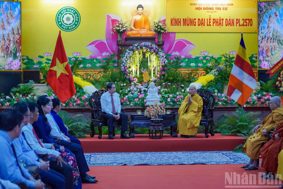 [Ảnh] Chủ tịch Quốc hội Trần Thanh Mẫn thăm, chúc mừng Đại lễ Phật đản 2570, Phật lịch 2026 tại Thành phố Hồ Chí Minh