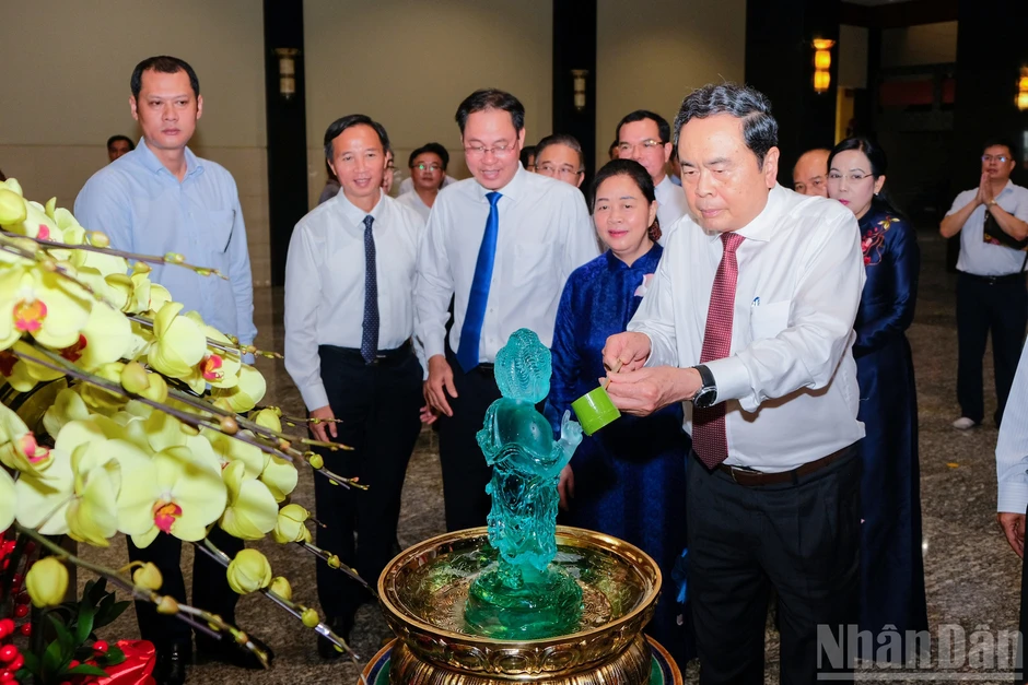 [Ảnh] Chủ tịch Quốc hội Trần Thanh Mẫn thăm, chúc mừng Đại lễ Phật đản 2570, Phật lịch 2026 tại Thành phố Hồ Chí Minh