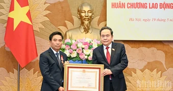 [Ảnh] Chủ tịch Quốc hội Trần Thanh Mẫn trao Huân chương Lao động hạng Nhất tặng đồng chí Nguyễn Doãn Anh
