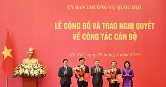 [Ảnh] Chủ tịch Quốc hội Trần Thanh Mẫn trao Nghị quyết phê chuẩn Trưởng đoàn đại biểu Quốc hội