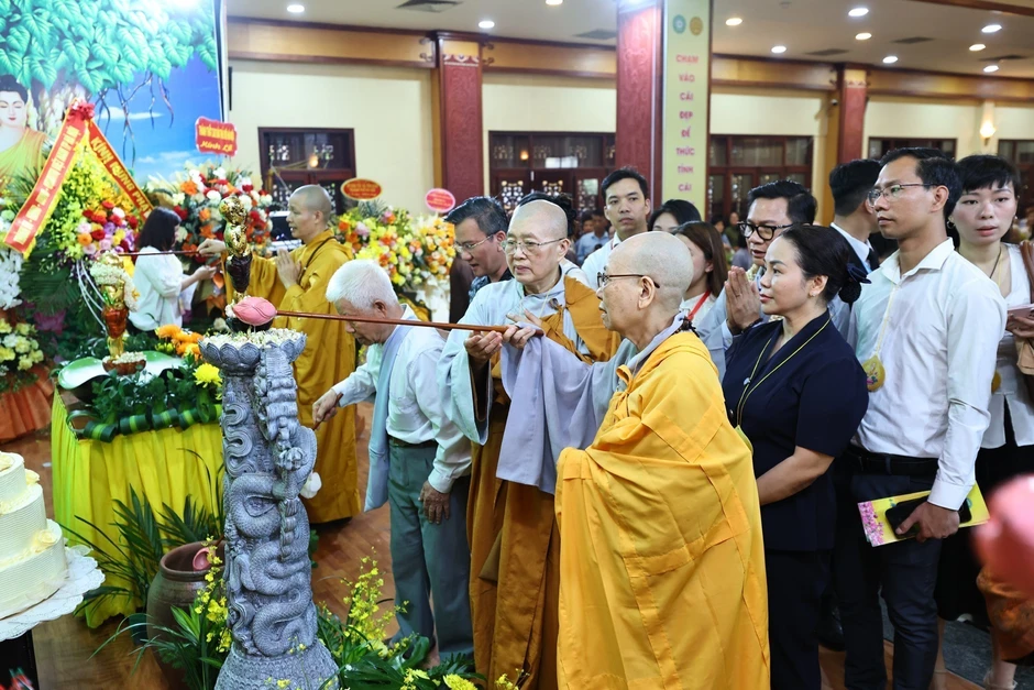[Ảnh] Đại lễ Phật đản lan tỏa tâm từ bi tới Phật tử và công chúng