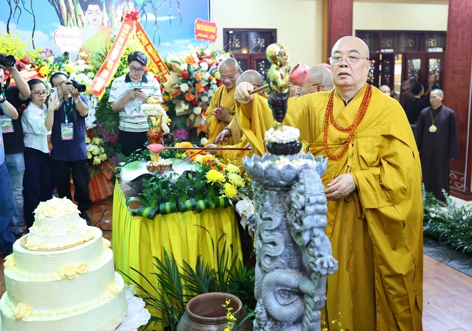 [Ảnh] Đại lễ Phật đản lan tỏa tâm từ bi tới Phật tử và công chúng