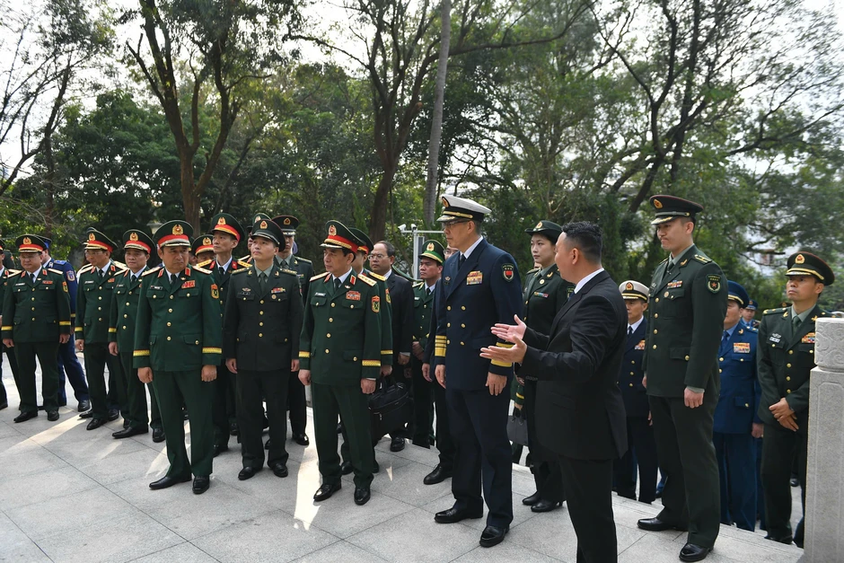 [Ảnh] Đại tướng Phan Văn Giang và Thượng tướng Đổng Quân dâng hoa trước Đài tưởng niệm liệt sĩ cách mạng nhân dân Việt-Trung