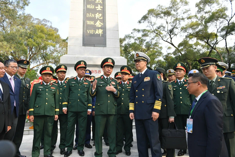 [Ảnh] Đại tướng Phan Văn Giang và Thượng tướng Đổng Quân dâng hoa trước Đài tưởng niệm liệt sĩ cách mạng nhân dân Việt-Trung