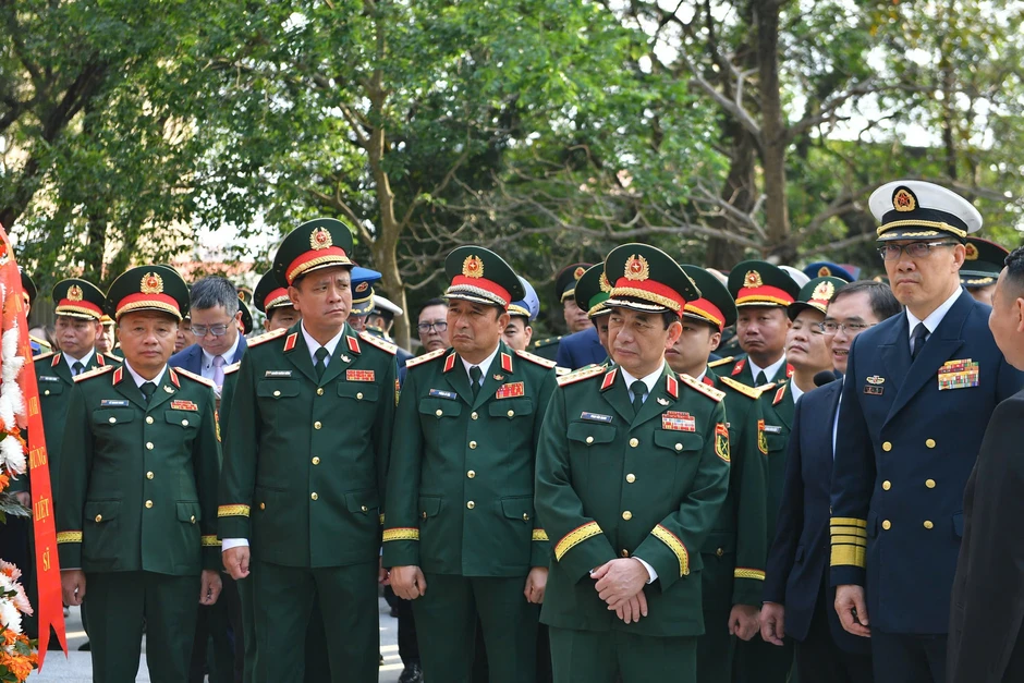 [Ảnh] Đại tướng Phan Văn Giang và Thượng tướng Đổng Quân dâng hoa trước Đài tưởng niệm liệt sĩ cách mạng nhân dân Việt-Trung