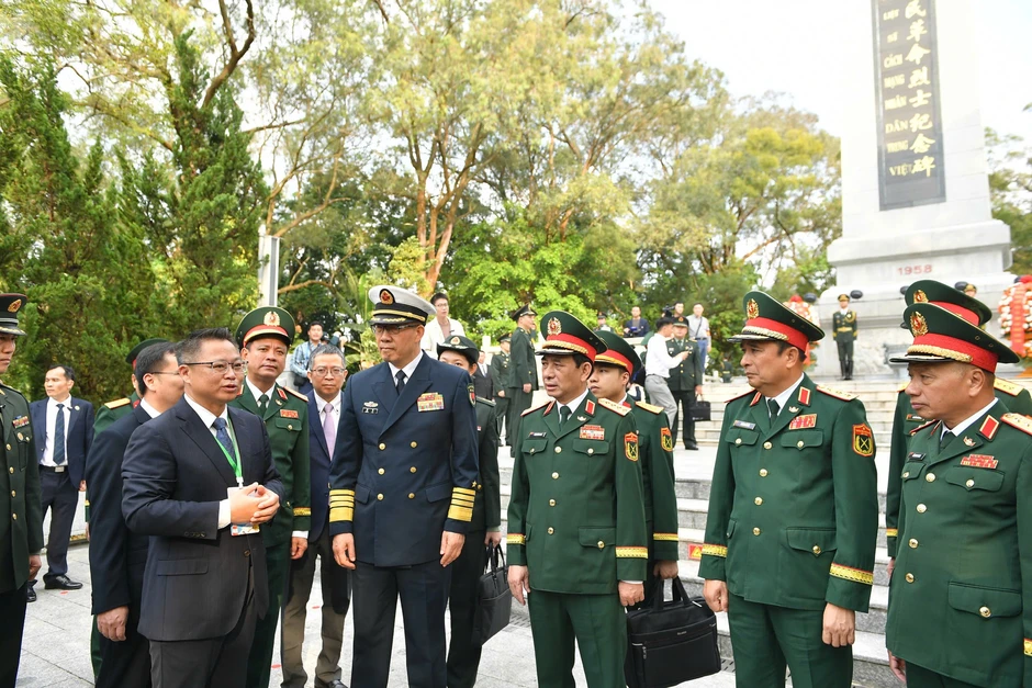 [Ảnh] Đại tướng Phan Văn Giang và Thượng tướng Đổng Quân dâng hoa trước Đài tưởng niệm liệt sĩ cách mạng nhân dân Việt-Trung