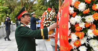 [Ảnh] Đại tướng Phan Văn Giang và Thượng tướng Đổng Quân dâng hoa trước Đài tưởng niệm liệt sĩ cách mạng nhân dân Việt-Trung