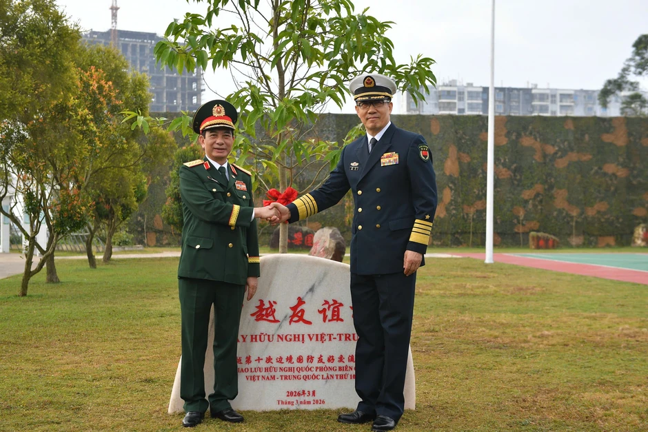 [Ảnh] Đại tướng Phan Văn Giang và Thượng tướng Đổng Quân thăm Đại đội Biên phòng Đông Hưng