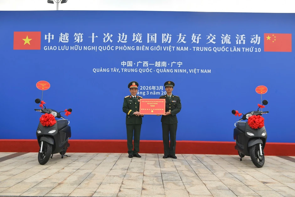 [Ảnh] Đại tướng Phan Văn Giang và Thượng tướng Đổng Quân thăm Đại đội Biên phòng Đông Hưng