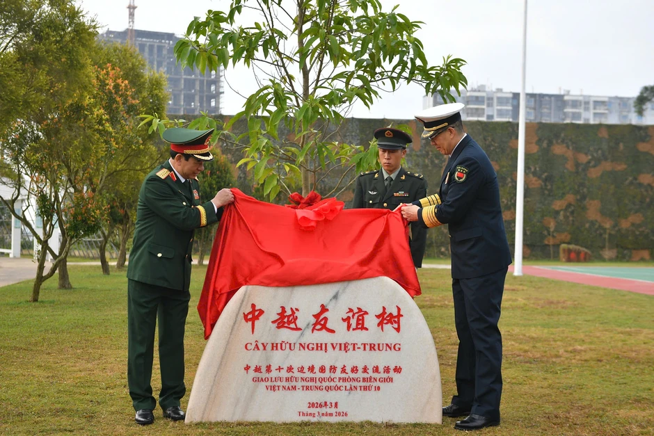 [Ảnh] Đại tướng Phan Văn Giang và Thượng tướng Đổng Quân thăm Đại đội Biên phòng Đông Hưng