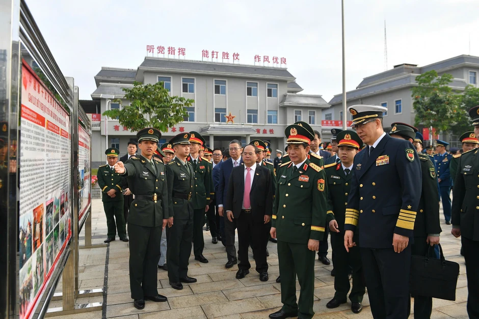 [Ảnh] Đại tướng Phan Văn Giang và Thượng tướng Đổng Quân thăm Đại đội Biên phòng Đông Hưng