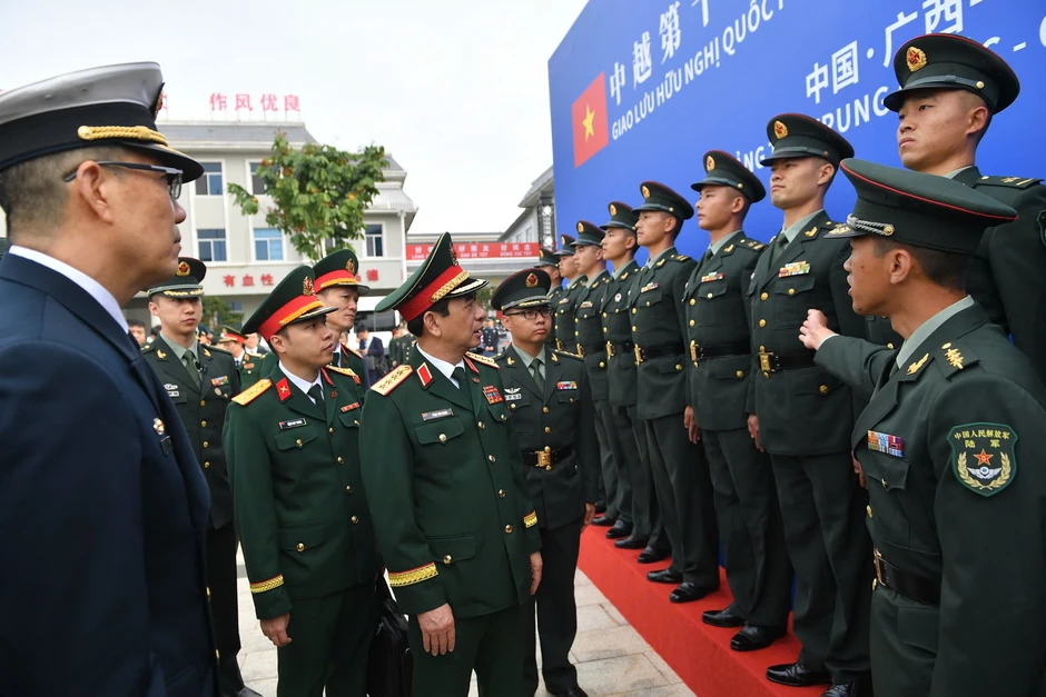 [Ảnh] Đại tướng Phan Văn Giang và Thượng tướng Đổng Quân thăm Đại đội Biên phòng Đông Hưng
