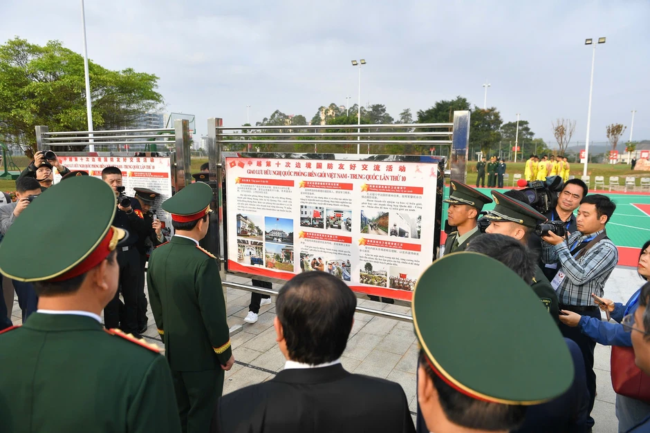 [Ảnh] Đại tướng Phan Văn Giang và Thượng tướng Đổng Quân thăm Đại đội Biên phòng Đông Hưng