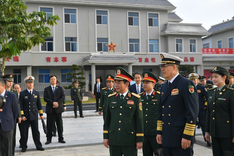 [Ảnh] Đại tướng Phan Văn Giang và Thượng tướng Đổng Quân thăm Đại đội Biên phòng Đông Hưng