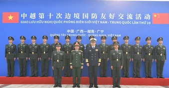 [Ảnh] Đại tướng Phan Văn Giang và Thượng tướng Đổng Quân thăm Đại đội Biên phòng Đông Hưng