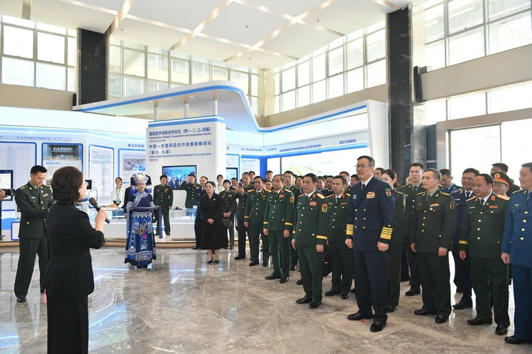 [Ảnh] Đại tướng Phan Văn Giang và Thượng tướng Đổng Quân tham quan Di tích đường Hồ Chí Minh trên biển