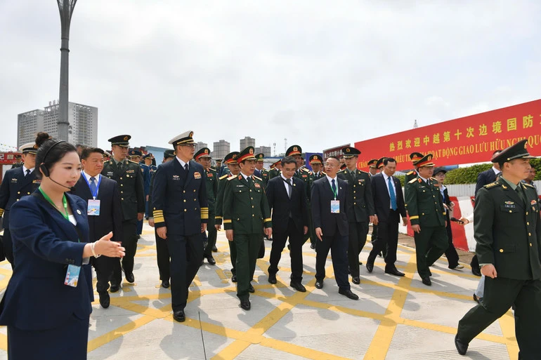 [Ảnh] Đại tướng Phan Văn Giang và Thượng tướng Đổng Quân tham quan Di tích đường Hồ Chí Minh trên biển