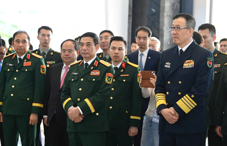 [Ảnh] Đại tướng Phan Văn Giang và Thượng tướng Đổng Quân tham quan Di tích đường Hồ Chí Minh trên biển