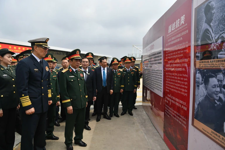 [Ảnh] Đại tướng Phan Văn Giang và Thượng tướng Đổng Quân tham quan Di tích đường Hồ Chí Minh trên biển