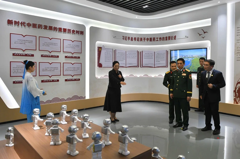 [Ảnh] Đại tướng Phan Văn Giang và Thượng tướng Đổng Quân tham quan Di tích đường Hồ Chí Minh trên biển