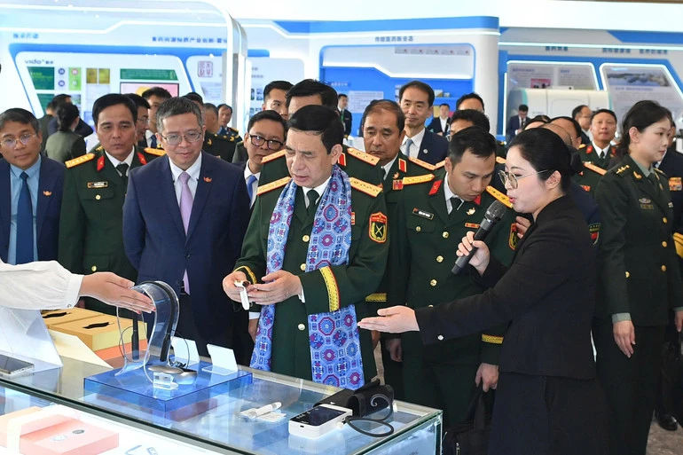 [Ảnh] Đại tướng Phan Văn Giang và Thượng tướng Đổng Quân tham quan Di tích đường Hồ Chí Minh trên biển