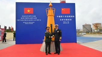 [Ảnh] Đại tướng Phan Văn Giang và Thượng tướng Đổng Quân tham quan Di tích đường Hồ Chí Minh trên biển