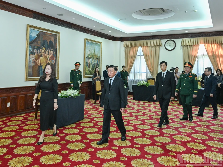 [Ảnh] Đoàn đại biểu cấp cao Đảng, Nhà nước Việt Nam viếng Chủ tịch Quốc hội Lào