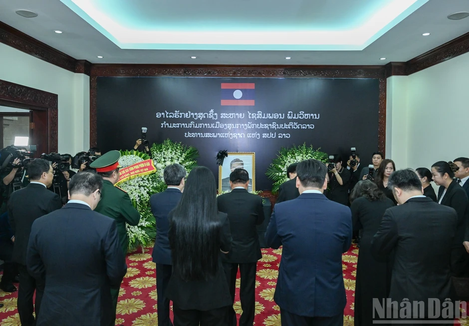[Ảnh] Đoàn đại biểu cấp cao Đảng, Nhà nước Việt Nam viếng Chủ tịch Quốc hội Lào