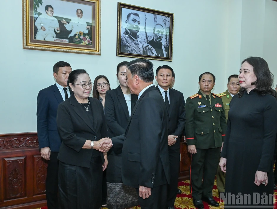 [Ảnh] Đoàn đại biểu cấp cao Đảng, Nhà nước Việt Nam viếng Chủ tịch Quốc hội Lào