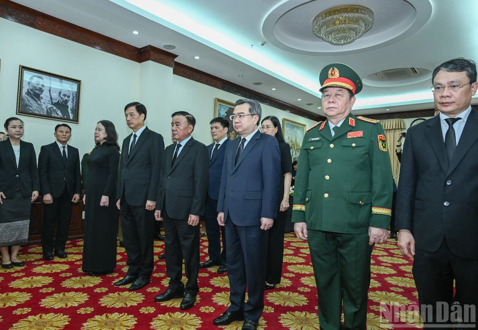 [Ảnh] Đoàn đại biểu cấp cao Đảng, Nhà nước Việt Nam viếng Chủ tịch Quốc hội Lào