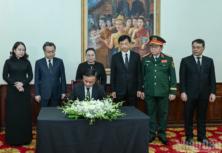 [Ảnh] Đoàn đại biểu cấp cao Đảng, Nhà nước Việt Nam viếng Chủ tịch Quốc hội Lào