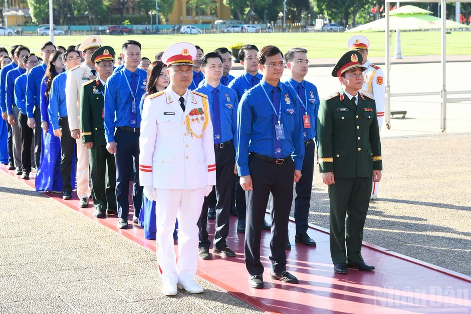 [Ảnh] Đoàn đại biểu dự Đại hội Đoàn toàn quốc lần thứ XIII báo công dâng Bác
